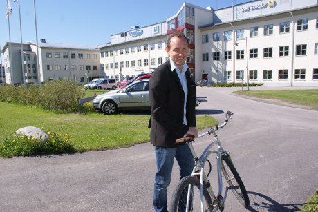 Tomas Gr&ouml;nqvist p&aring; cykel, foto Camilla Norin.