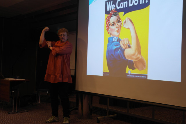 ”We can do it”, säger Lisa Andersson och spänner musklerna, när hon föreläser för kvinnliga företagare.